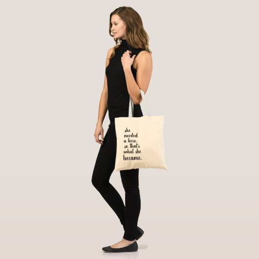 Ze werd een held tote bag (Voorkant (model))
