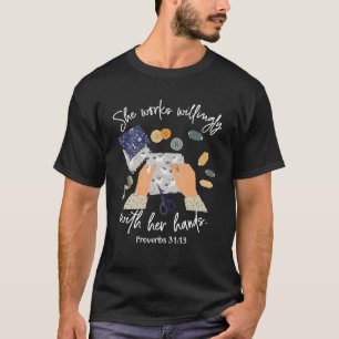 Ze werkt gewillig met haar handen Spreuken 3113 Q T-shirt