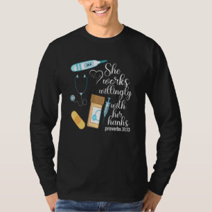 Ze werkt vrijwillig met haar handen Spreuken 3113 T-shirt