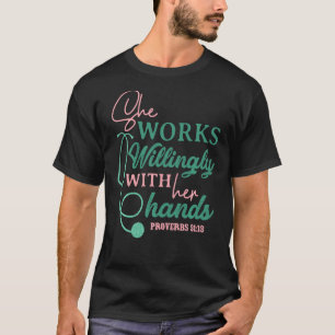 Ze werkt welwillend met haar handdrukken 3113 N T-shirt