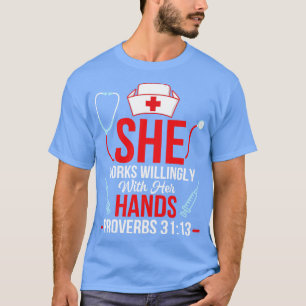 Ze werkt welwillend met haar handdrukken 3113 N T-shirt