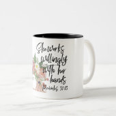 Ze werkt welwillend met haar handen/naaiende Mok (Voorkant rechts)