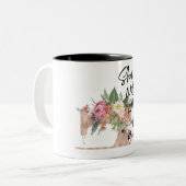 Ze werkt welwillend met haar handen/naaiende Mok (Voorkant links)