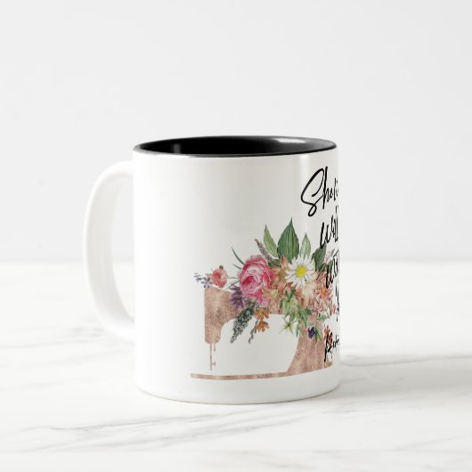 Ze werkt welwillend met haar handen/naaiende Mok (Voorkant links)