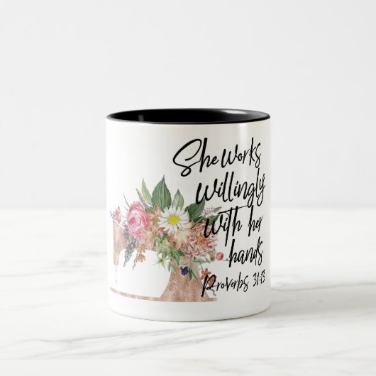 Ze werkt welwillend met haar handen/naaiende Mok (Center)