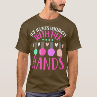 Ze werkt willens en wetens met haar handen nagelte t-shirt