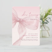 Ze wordt twintig Blush Bow Verjaardag Kaart (Staand voorkant)