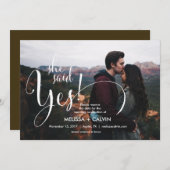 ze zegt ja Bewaar de datum kalligrafie kaart v2 (Voorkant / Achterkant)