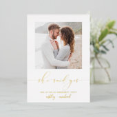 Ze zei dat de Calligrafie Engagement Party Gold Folie Uitnodiging (Staand Voorkant)