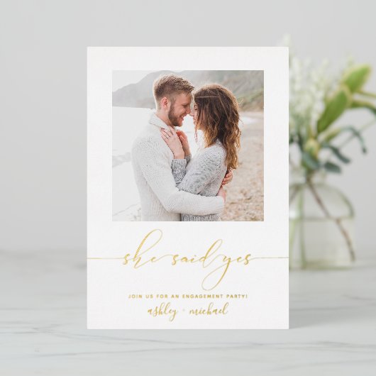 Ze zei dat de Calligrafie Engagement Party Gold Folie Uitnodiging (Staand Voorkant)