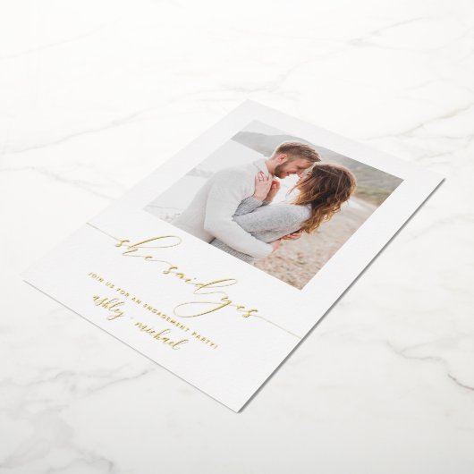 Ze zei dat de Calligrafie Engagement Party Gold Folie Uitnodiging (Gedraaid)