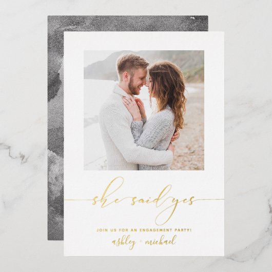 Ze zei dat de Calligrafie Engagement Party Gold Folie Uitnodiging (Voorkant / Achterkant)