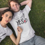 Ze zei ja bruid om Verloving te zijn T-shirt<br><div class="desc">Retro,  ze zei ja! Bistro Esthetische Chalkboard Stijl  Modern Mr en Mrs Engagement Party We Said YES Party Chalkboard Modern  Typografie Invitations Sweet en sassy krijtbord bruiloften Trouwfeest T-shirts</div>