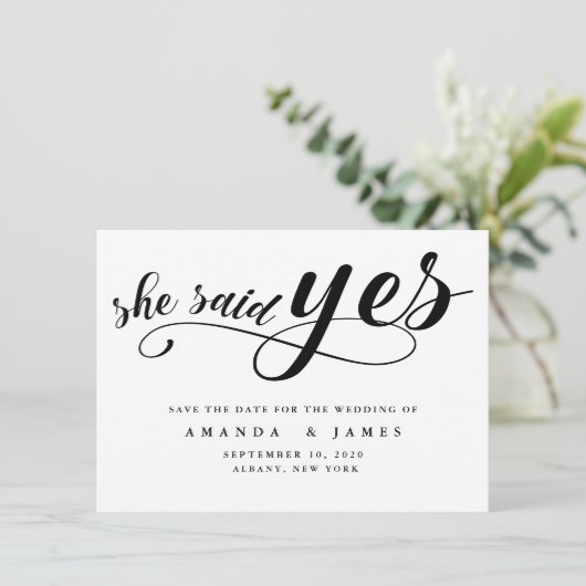 Ze zei ja eenvoudige minimalistische zwarte script save the date (Staand voorkant)