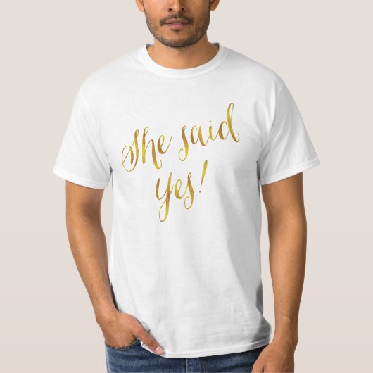 Ze zei ja: "Faux Gold Foil Metallic Design" T-shirt (Voorkant)