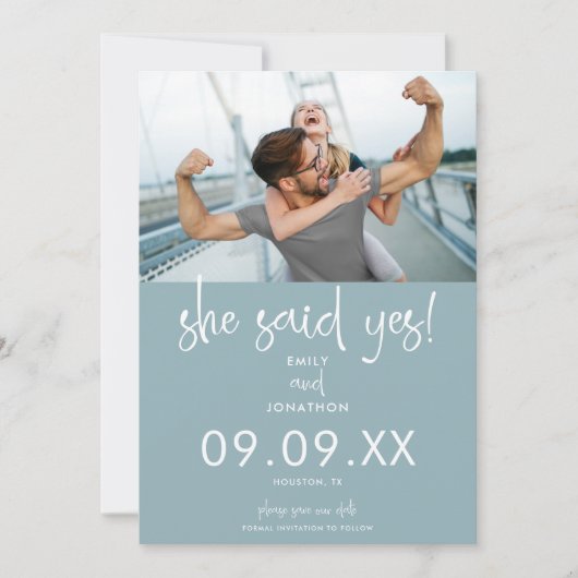 Ze zei ja Foto Modern Script Dusty Blue White Save The Date (Voorkant)