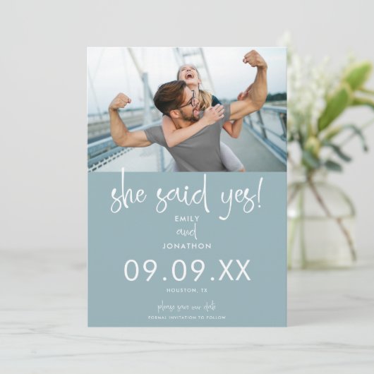 Ze zei ja Foto Modern Script Dusty Blue White Save The Date (Staand voorkant)