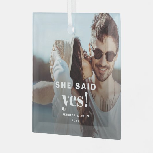 Ze zei ja! Modern Engaged Glass Photo Ornament (Voorkant links)