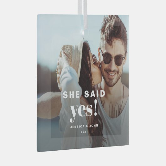 Ze zei ja! Modern Engaged Glass Photo Ornament (Voorkant Rechts)