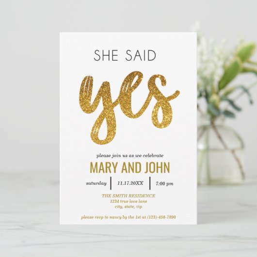 Ze zei ja Modern Gold Glitter Engagement Party Kaart (Staand voorkant)