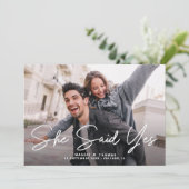Ze zei ja modern script foto verloving kaart (Staand voorkant)