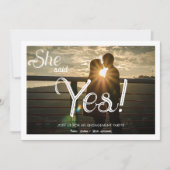 Ze zei ja op een moderne fotoverlovingsfeest kaart (Voorkant)