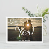 Ze zei ja op een moderne fotoverlovingsfeest kaart (Staand voorkant)