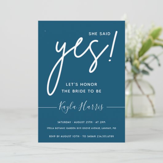 Ze zei ja Simple Bridal Shower Uitnodiging (Staand voorkant)