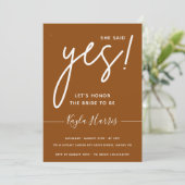 Ze zei ja Simple Bridal Shower Uitnodiging (Staand voorkant)