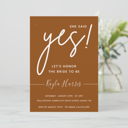 Ze zei ja Simple Bridal Shower Uitnodiging (Staand voorkant)