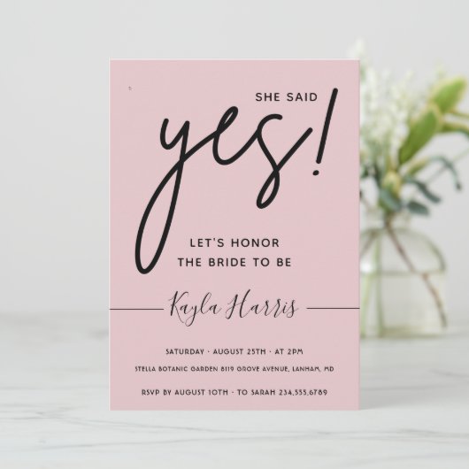 Ze zei ja Simple Bridal Shower Uitnodiging (Staand voorkant)
