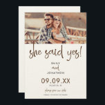 Ze zei ja tegen het fotoscript save the date<br><div class="desc">Minimalist ze zei ja fotoscript. Een leuk fotoontwerp om je gasten uit te nodigen je trouwdag te bewaren met een modern informeel script voor Ze zei ja! Het woord "en"binnen tussen uw namen en gelieve te sparen Onze Datum aan de bodem zijn allebei in het zelfde vastgestelde manuscript. De rest...</div>