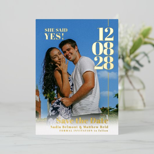 Ze zei ja trouwdatum verloving foto's folie uitnodiging (Staand Voorkant)