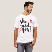 Ze zei ja! Verlovingsfeest – Romantisch T-shirt (Voorkant volledig)