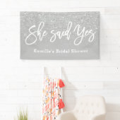 Ze zei ja vrijgezellenfeest grijs zilver glitter spandoek (Insitu)