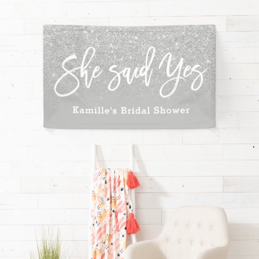 Ze zei ja vrijgezellenfeest grijs zilver glitter spandoek (Insitu)