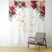 Ze zei jaFlorale Burgundy Bruiloft Achtergrond Wandkleed (In situ)