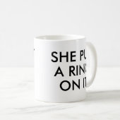 Ze zette een ring op het Mok Verloving Valentijnsd (Voorkant rechts)