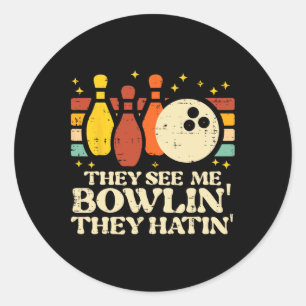 Ze zien me bowlen, ze haten Grappige Bowler Mannen Ronde Sticker