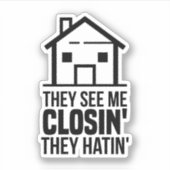 Ze zien me de makelaar haten sticker (Voorkant)