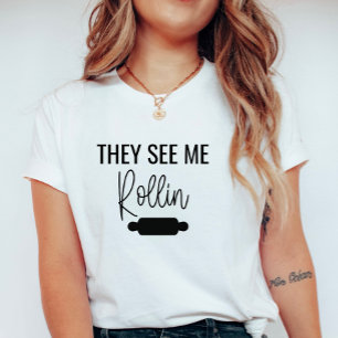 Ze zien me het T-shirt van een vrouw rollen