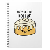 Ze zien me rollen Grappige kaneelrol grap  Notitieboek (Voorkant)