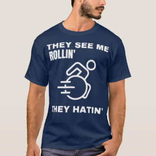 Ze zien me rollen terwijl ze een rare rolstoel hat t-shirt