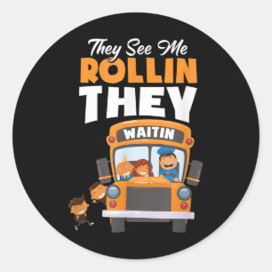 Ze zien me rollen Ze wachten Grappige buschauffeur Ronde Sticker