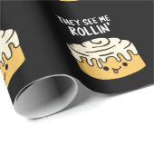 Ze zien me Rollin Funny Cinnamon Roll Pun Dark BG Cadeaupapier (Rol Hoek)