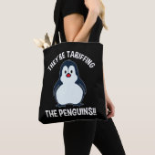 Ze zijn de pinguïns aan het opjagen! tote bag (Dichtbij)