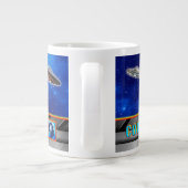 ZE ZIJN ER AL - KOM MET ME design collectie Grote Koffiekop (Achterkant)