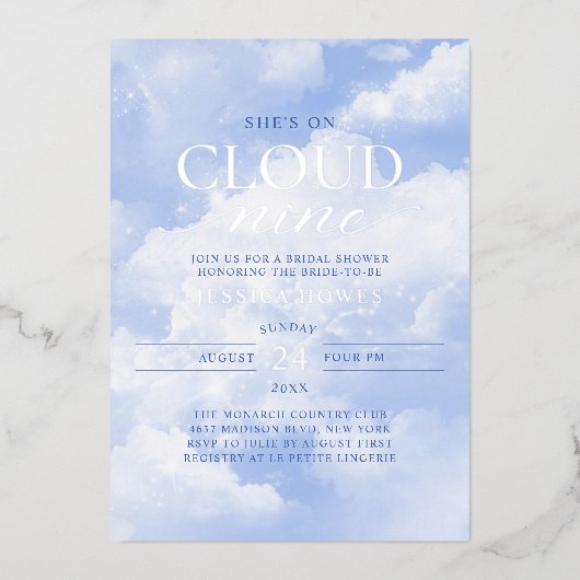 Ze zit op Cloud Nine Blue Vrijgezellenfeest Folie Uitnodiging (Voorkant)