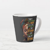 Ze zweep terug Ik ben de Storm sterke vrouw Latte Mok (Rechterhoek)