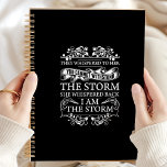 Ze zweep terug Ik ben het Storm Planner<br><div class="desc">Omarm je innerlijke kracht met deze "Ze fluisterde terug ik ben het Storm" planner. Perfect voor vrouwen die houden van motivatie quotes, deze planner combineert krachtige woorden met een praktische organisatie. Het elegante ontwerp en de inspirerende boodschap voegen een vleugje verfijning toe aan uw dagelijkse planning. Ideaal voor moderne vrouwen...</div>